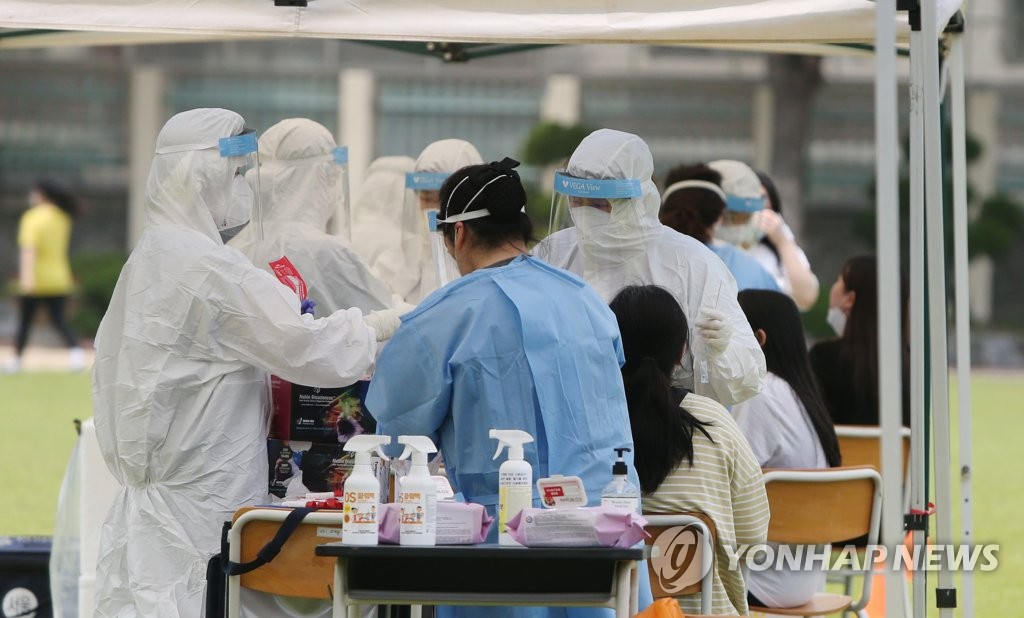 코로나19 검사받는 학생들