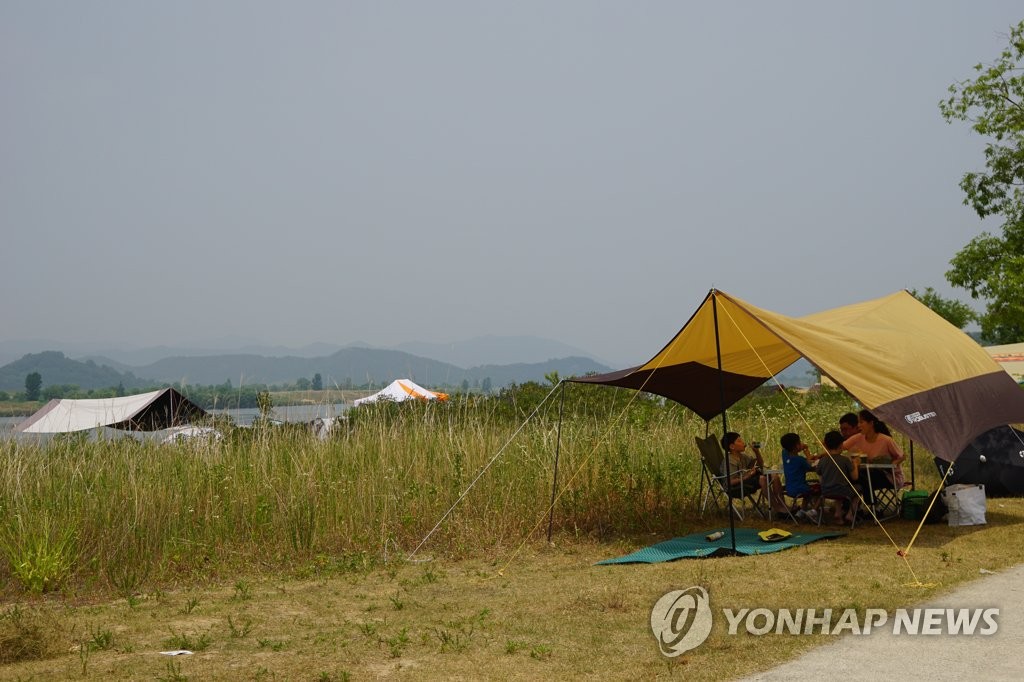 시원한 강바람에 캠핑 즐기는 시민들