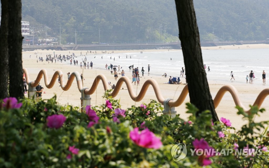 관광객 붐비는 태안 만리포해수욕장