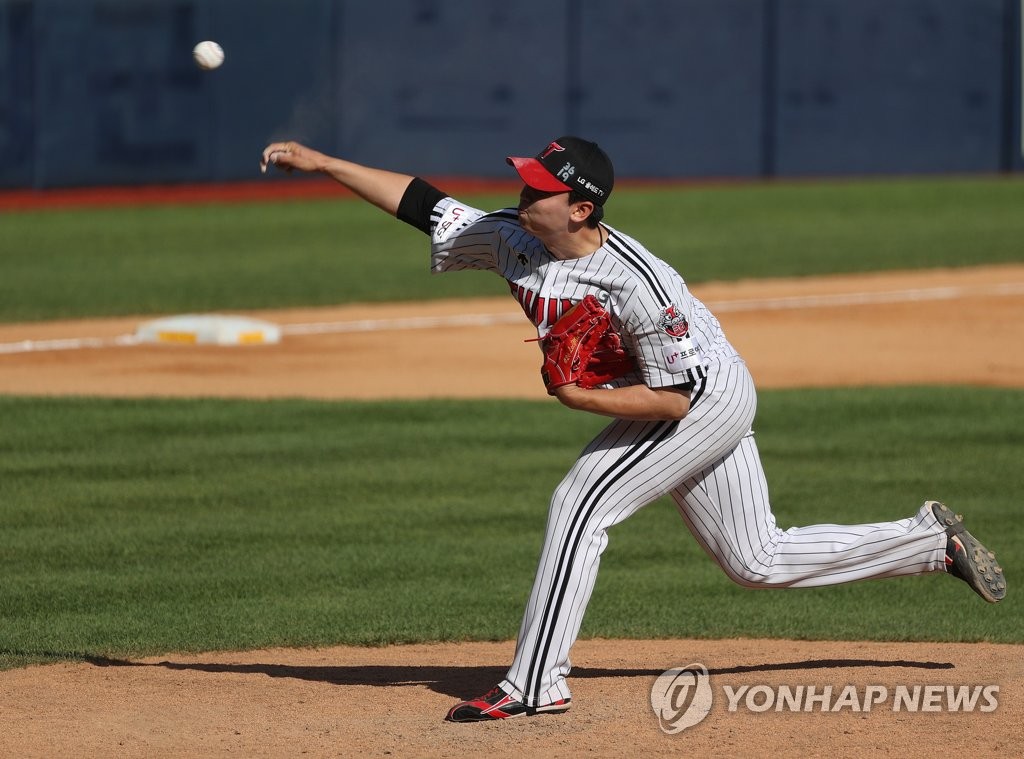 Lee Min-ho of the LG Twins pitches against the SK Wyverns in the first game of a Korea Baseball Organization regular season double header at Jamsil Baseball Stadium in Seoul on June 11, 2020. (Yonhap)
