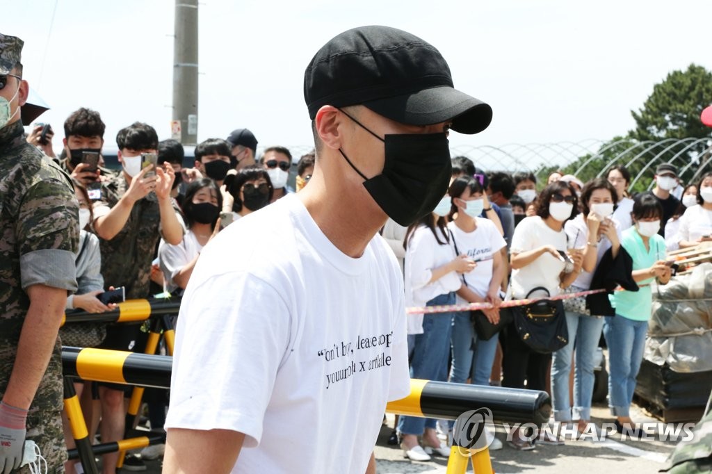 가수 로이킴 해병대 입영…검은색 모자·마스크 착용