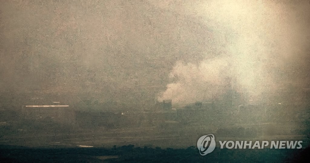 연기 피어오르는 개성공단 내 남북 연락사무소
