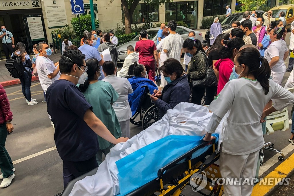 강진에 병원 밖으로 대피한 멕시코시티 의료진과 환자들