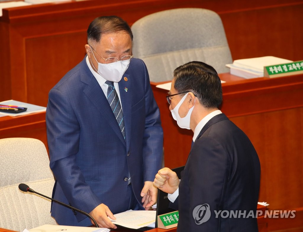 인사나누는 홍남기 부총리와 정성호 예결위원장