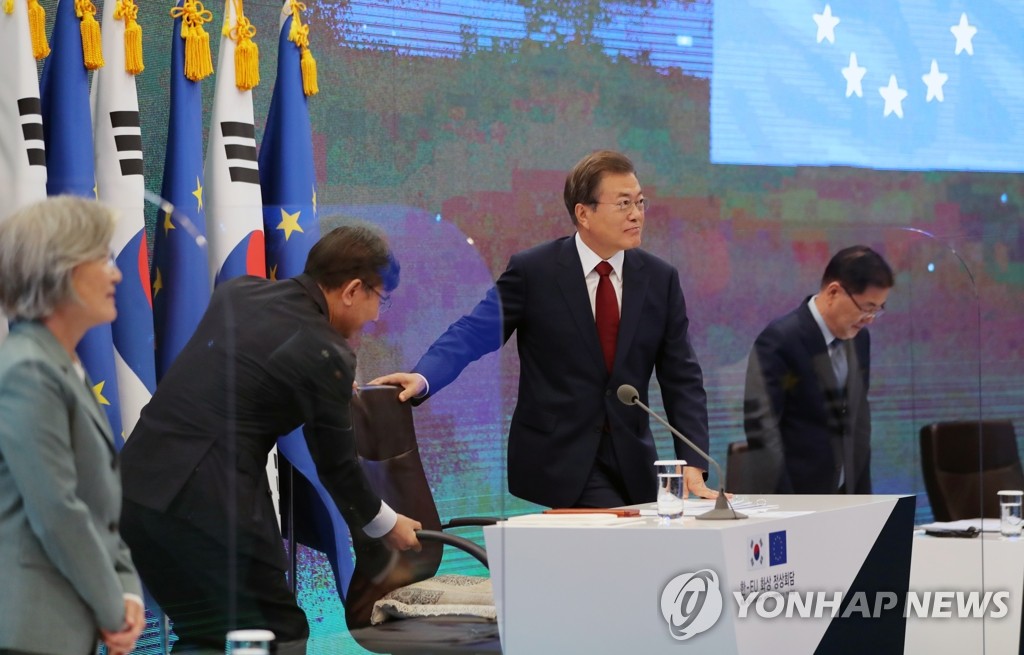 한-EU 화상 정상회담 참석하는 문 대통령