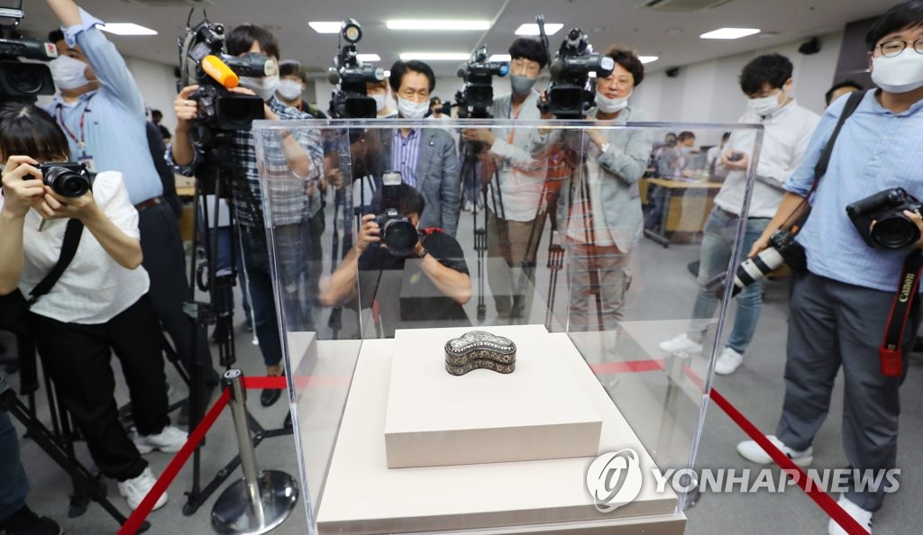 언론에 공개된 나전국화넝쿨무늬합