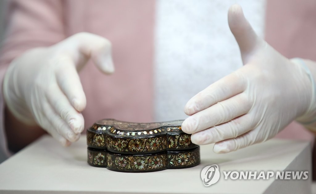 영롱한 자태 뽐내는 나전국화넝쿨무늬합