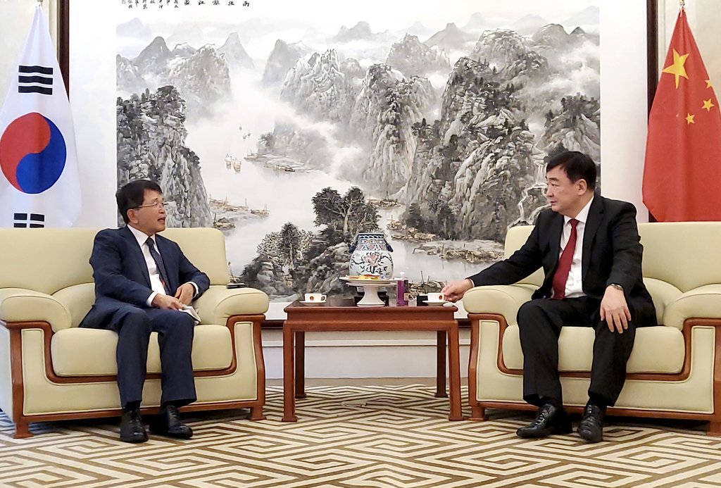 Le vice-président de la KITA et l'ambassadeur chinois Le vice-président de la KITA et l'ambassadeur chinois