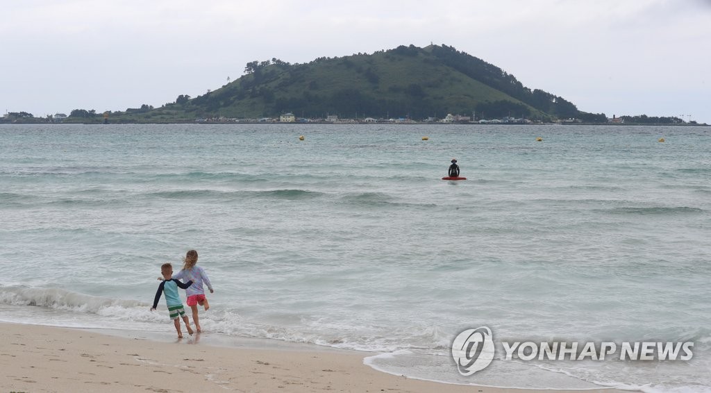 궂은 날씨에 한산한 제주 해수욕장