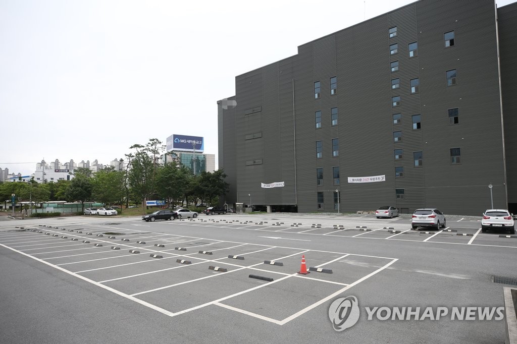 한산한 주말 예식장 주차장