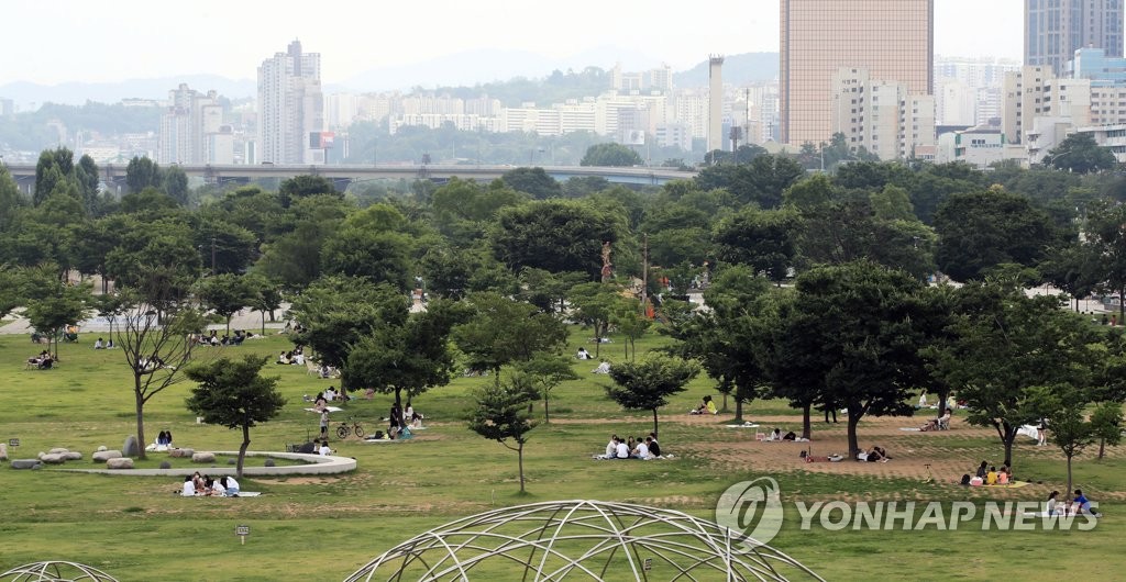 코로나19 전국 확산 우려…거리두기 '2단계' 격상 검토하나