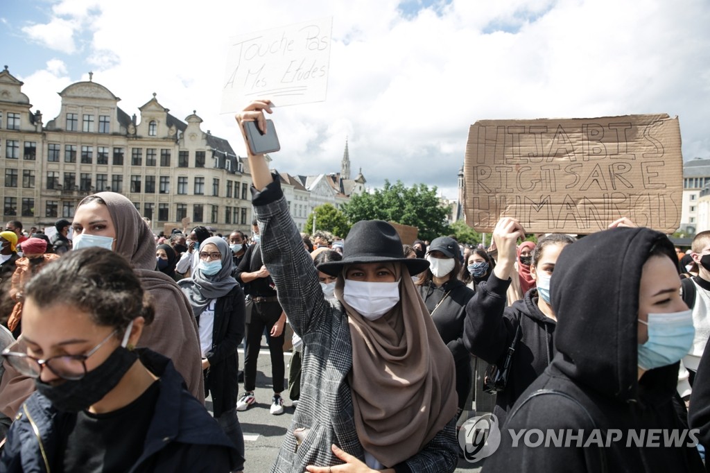 히잡 착용 금지 합헌 판결 항의하는 벨기에 이슬람 대학생들