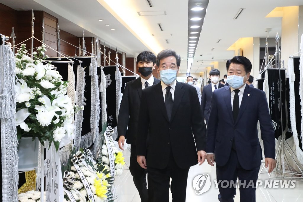 안희정 전 충남지사의 모친 빈소 찾은 이낙연