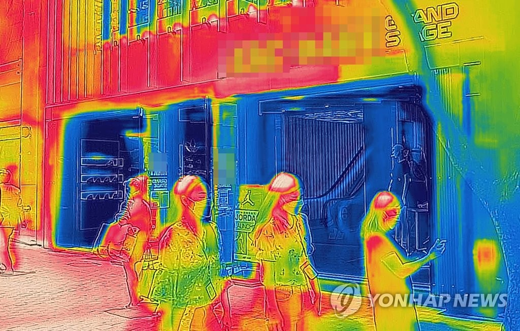 문밖으로 퍼져나가는 냉기
