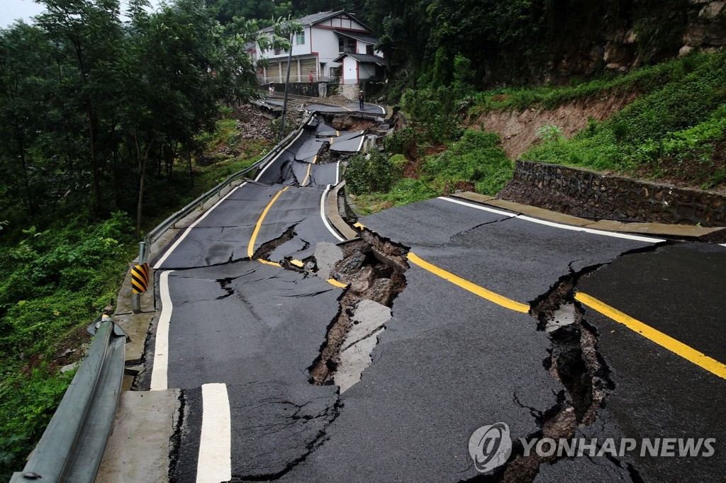 산사태로 도로 지반 무너진 중국 충칭
