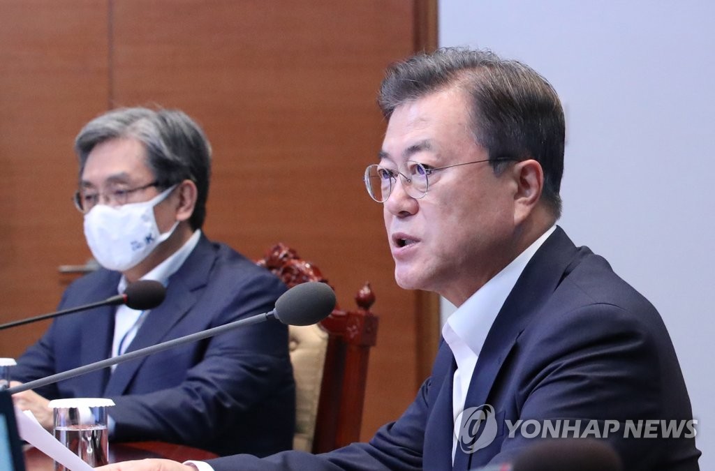 문 대통령 발언 듣는 노영민 비서실장