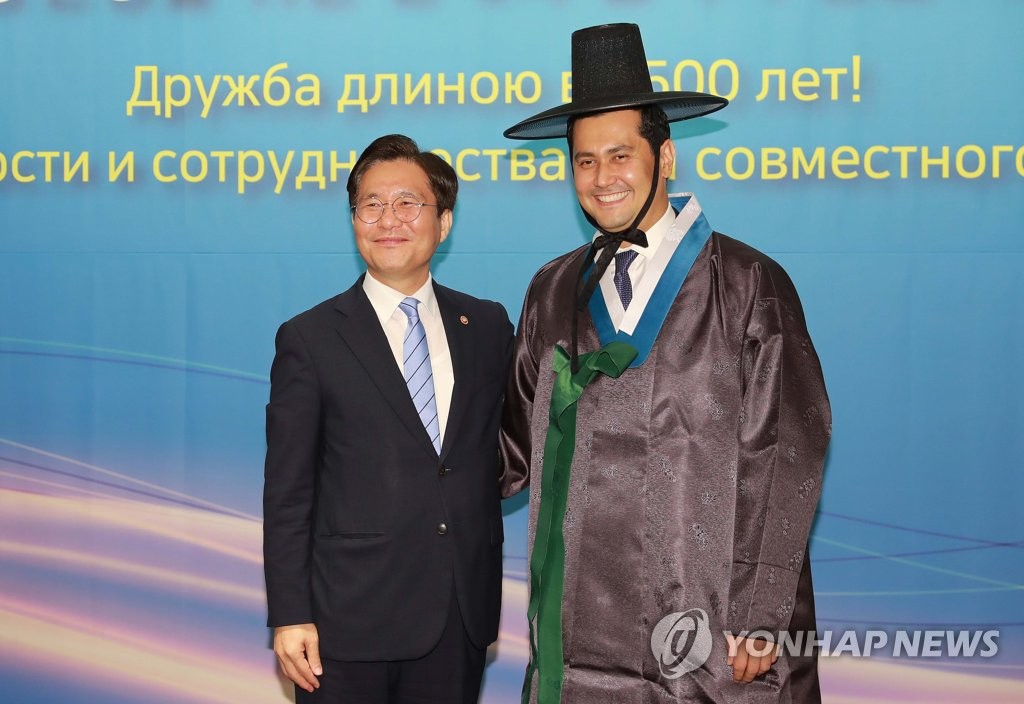 Lazos de amistad con Uzbekistán Lazos de amistad con Uzbekistán