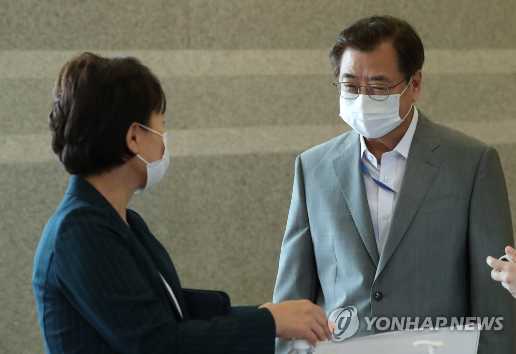 김현미 국토부 장관과 대화하는 서훈 국가안보실장