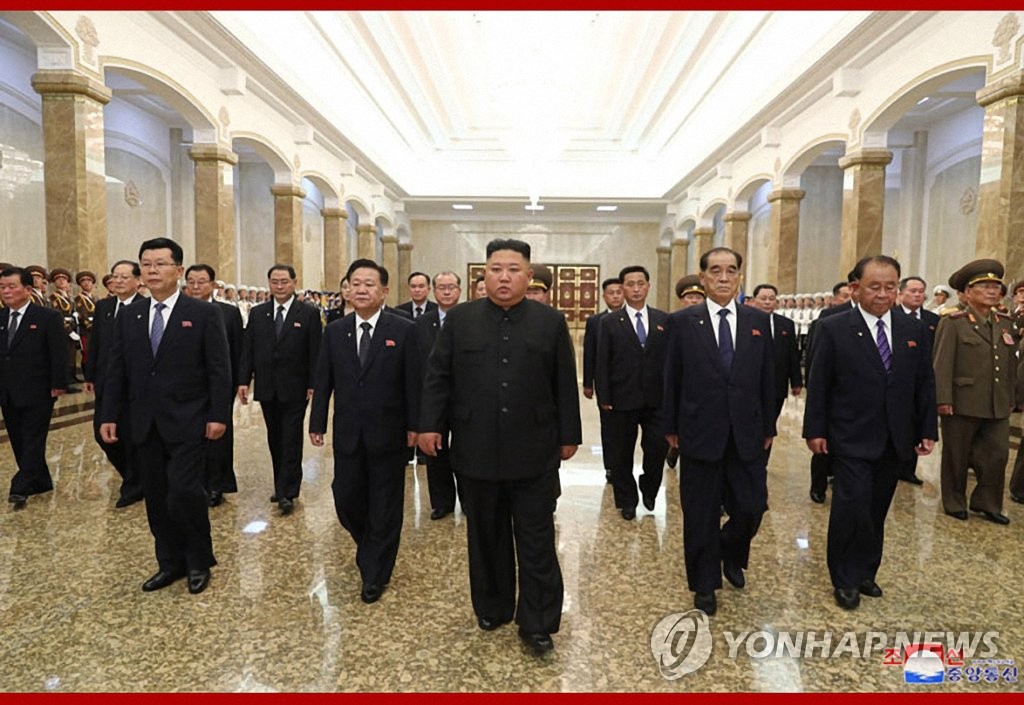 North Korean leader Kim Jong-un (C) visits the Kumsusan Palace of the Sun to mark the 26th anniversary of the death of his late grandfather and state founder Kim Il-sung, in this photo disclosed by the Korean Central News Agency on July 8, 2020. (For Use Only in the Republic of Korea. No Redistribution) (Yonhap)