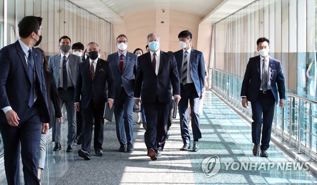외교부 향하는 스티븐 비건