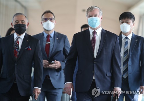 비건, 외교부로 향하는 발걸음