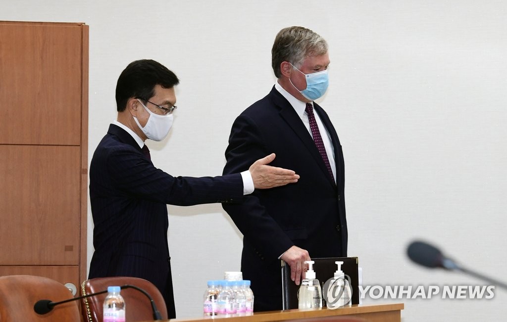 비건 안내하는 조세영 차관