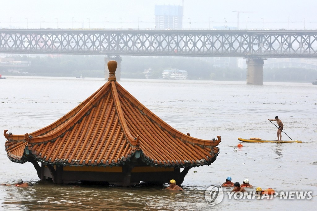 홍수로 물에 잠긴 중국 양쯔강변의 정자