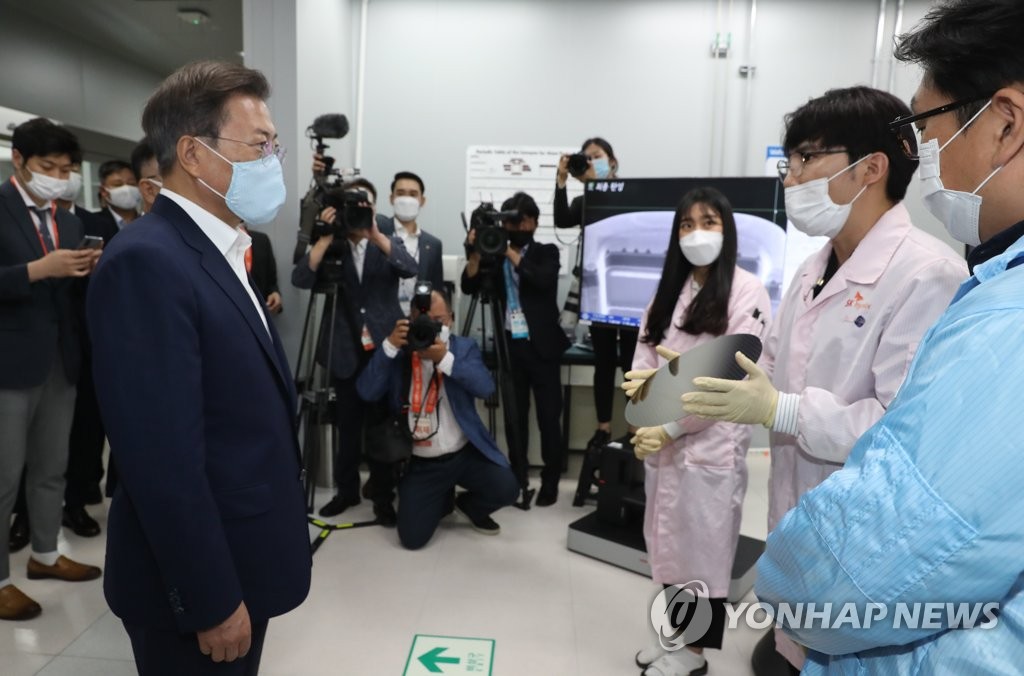 포토레지스트 협력 공정 시찰하는 문 대통령