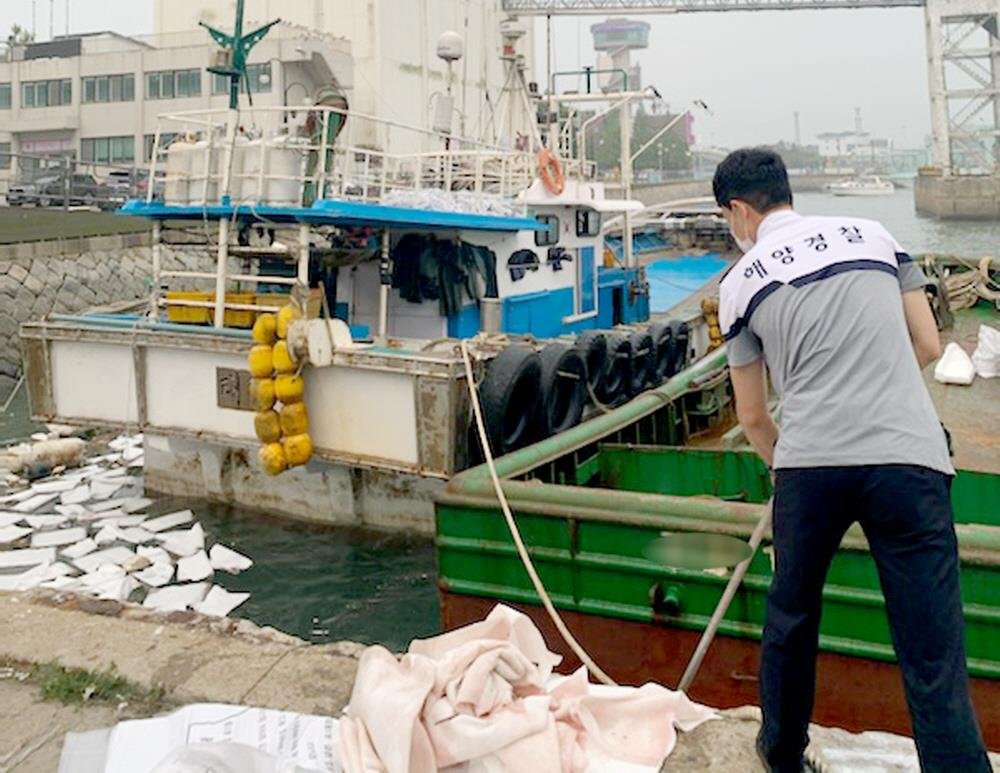 인천 연안부두 인근 해상에 정박한 어선서 기름 유출