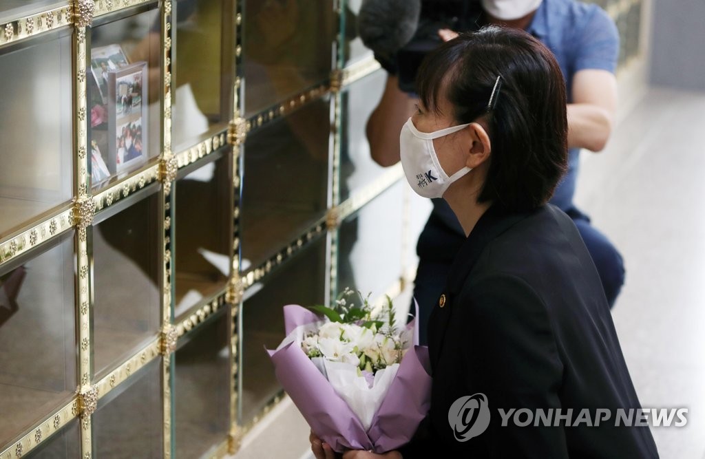 고 최숙현 선수 추모하는 최윤희 차관