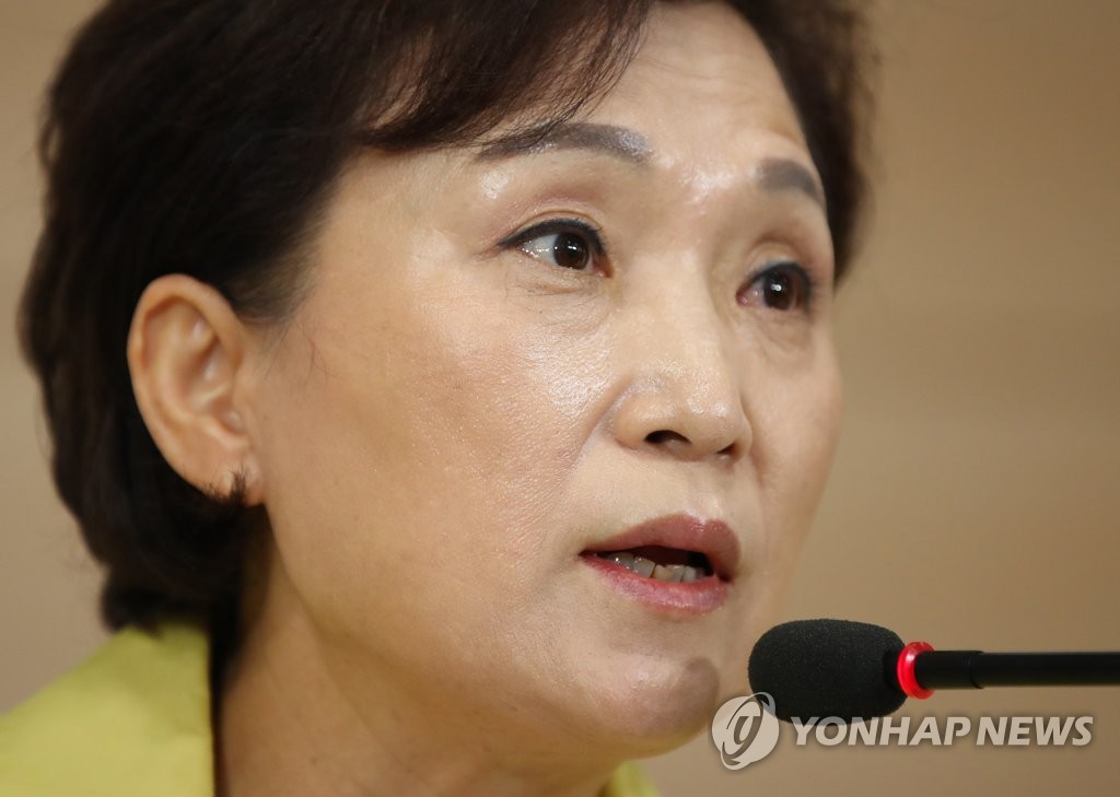 취재진 질문에 답하는 김현미 장관