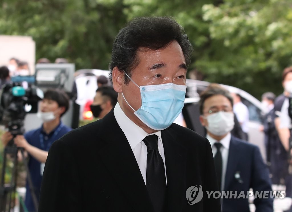 Former Prime Minister Lee Nak-yon visits Seoul National University Hospital in the capital city on July 10, 2020, to pay tribute to Seoul Mayor Park Won-soon, who was found dead in an apparent suicide earlier in the day. (Yonhap)