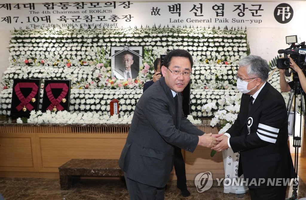 유가족 위로하는 주호영