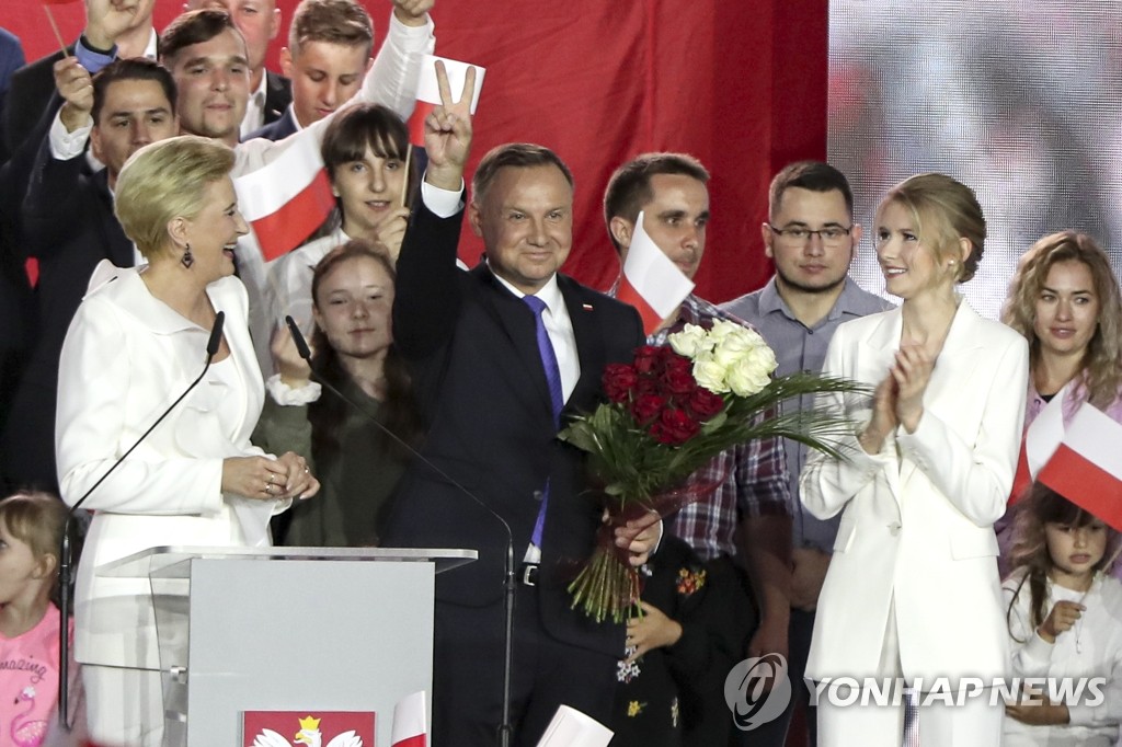 지난 달 12일 대선 투표 종료 후 승리를 확신하는 두다 폴란드 대통령 [AP=연합뉴스]