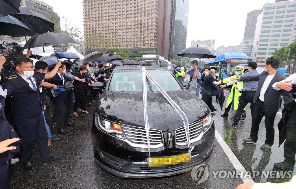 霊きゅう車 ソウル市庁を出発 霊きゅう車 ソウル市庁を出発