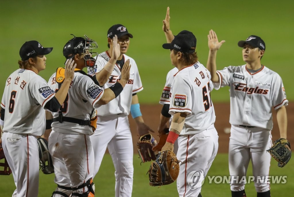 Hanwha players celebrate win over SK Wyverns Hanwha players celebrate win over SK Wyverns