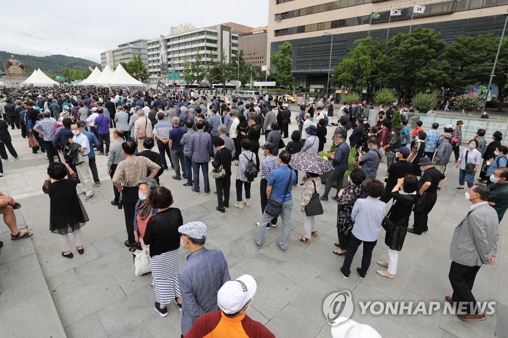 광화문광장 가득 채운 백선엽 장군 시민분향소 조문객들