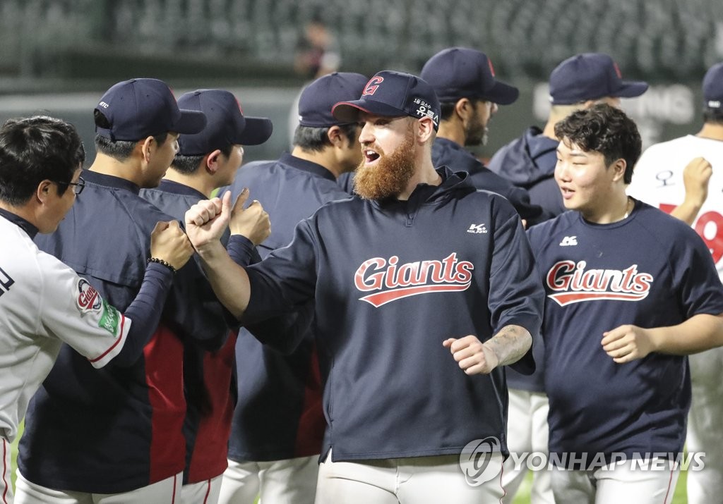 Lotte winning pitcher, teammates celebrate win Lotte winning pitcher, teammates celebrate win