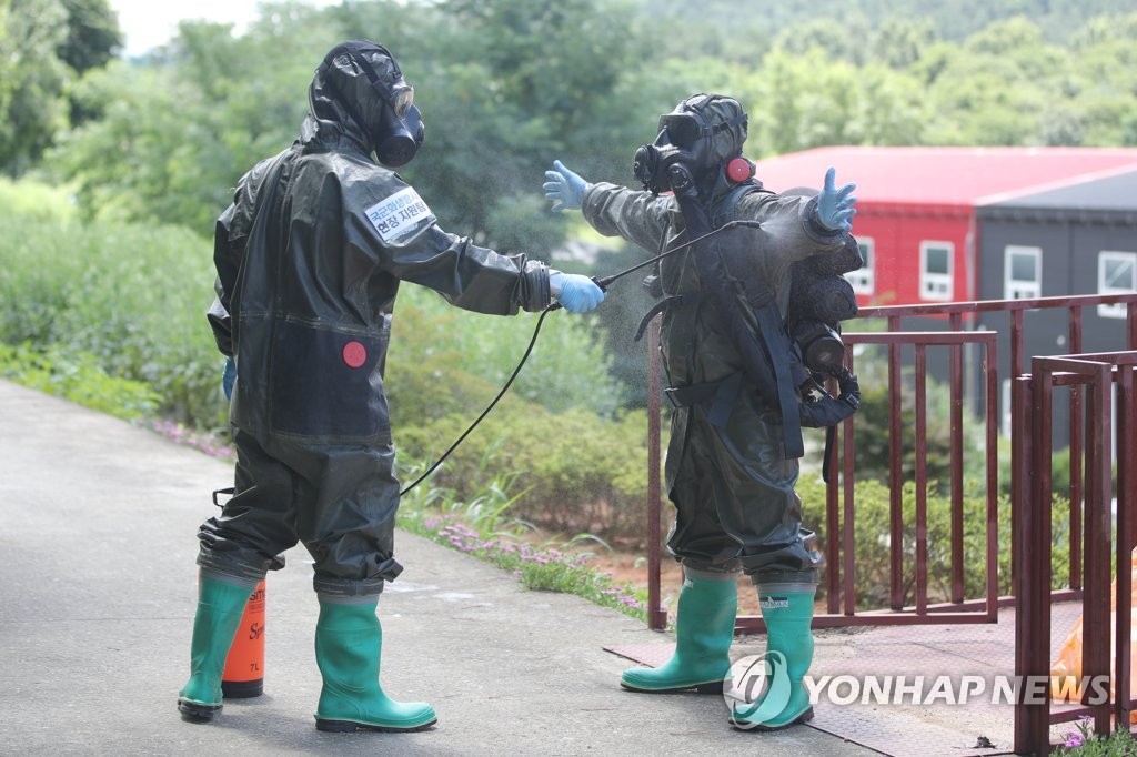 방역 마치고 소독하는 국군화생방사팀