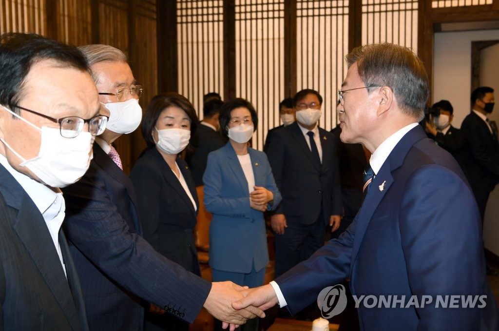 문 대통령, 김종인 비대위원장과 악수