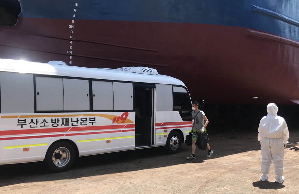 부산 감천항 러 선박서 확진자 이송하는 부산소방재난본부