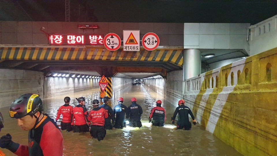물폭탄에 초토화된 부산…침수된 지하차도 갇혔던 3명 숨져