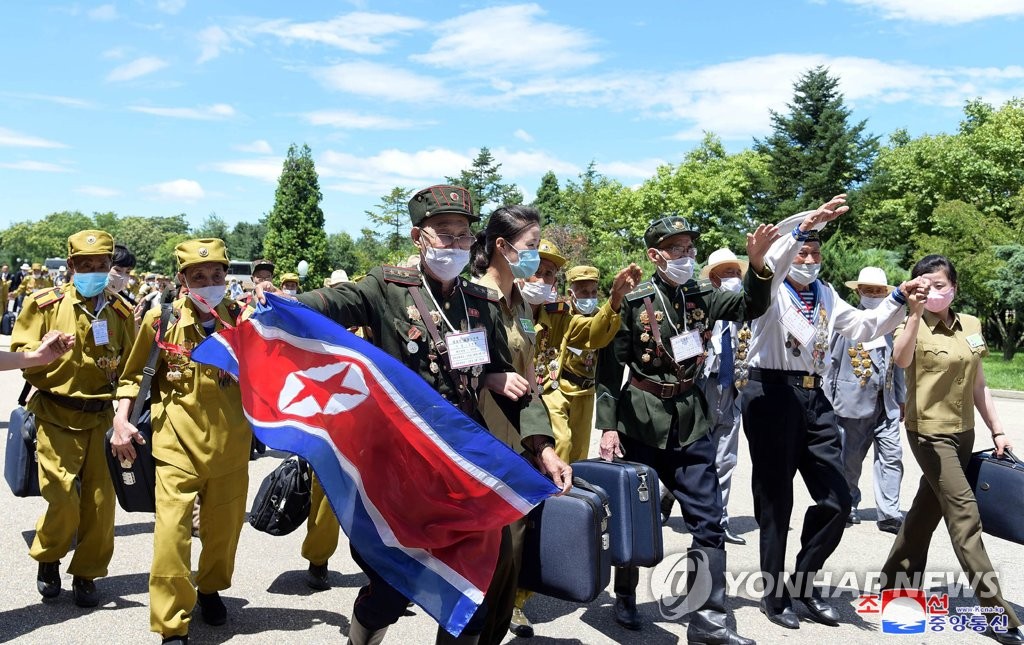 전국노병대회 위해 평양에 도착한 노병들