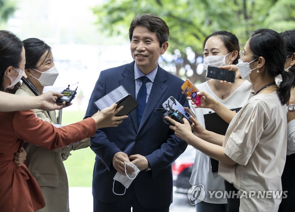 New Unification Minister Lee In-young answers reporters' questions as he arrives to work at the government complex in Seoul on July 27, 2020. (Yonhap)