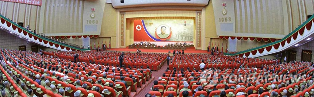 전쟁노병들로 꽉찬 평양 4·25문화회관