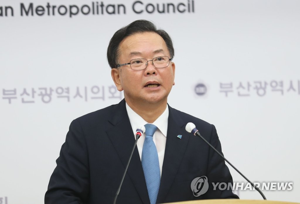 This file photo shows Kim Boo-kyum, prime minister nominee, speaking at a press conference at the city council in the southeastern port city of Busan on July 31, 2020. (Yonhap)