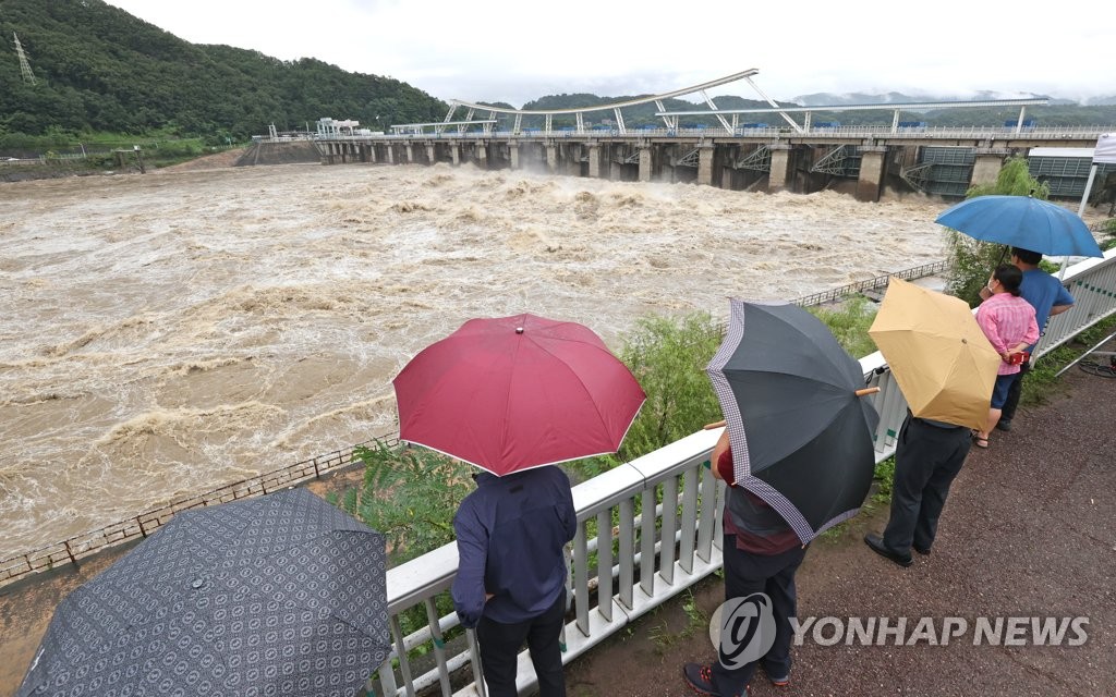 수도권 호우 경보, 물 방류하는 팔당댐