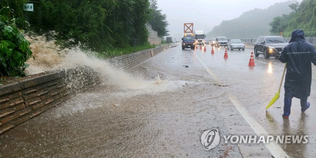 고속도로로 '콸콸' 쏟아지는 빗물