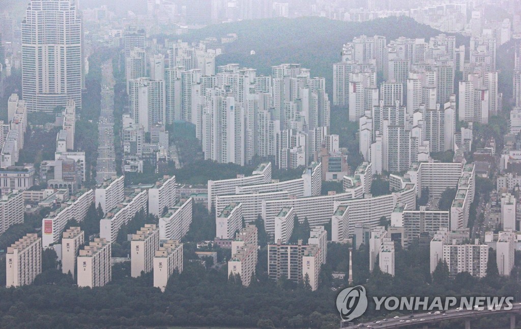 롯데월드타워 전망대 서울스카이에서 바라본 강남구 은마아파트를 비롯한 아파트단지 모습