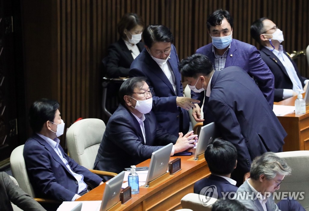 대화 나누는 더불어민주당